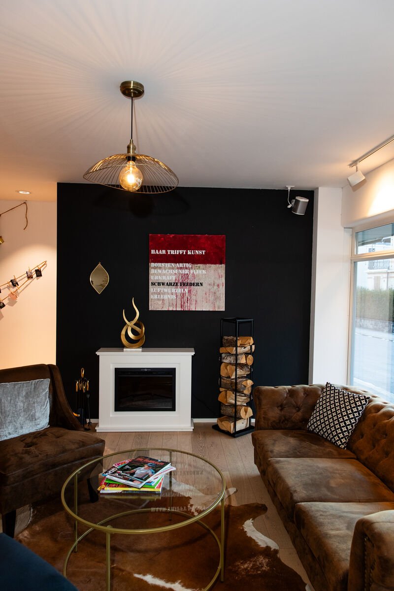Lounge-Bereich im ART. Hair Studio Meilen am Zürichsee
