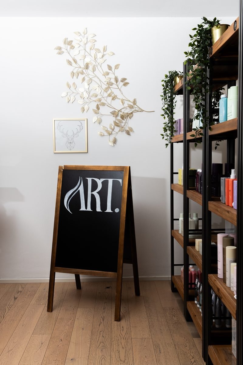 ART. Willkommenstafel und Produktregal im Studio Meilen