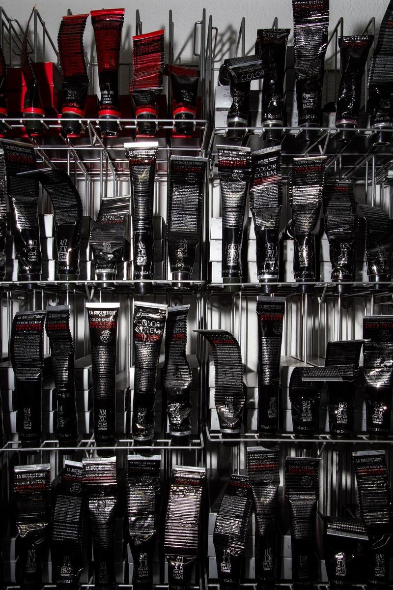 La Biosthétique Color System Farbtuben-Wand im ART. Hair Studio Meilen