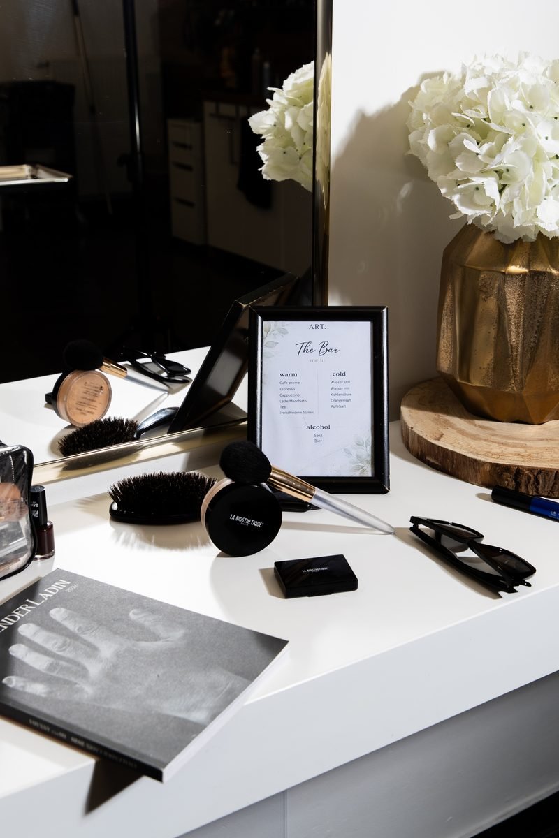 Schminktisch mit La Biosthétique Make-up im ART. Hair Studio Meilen