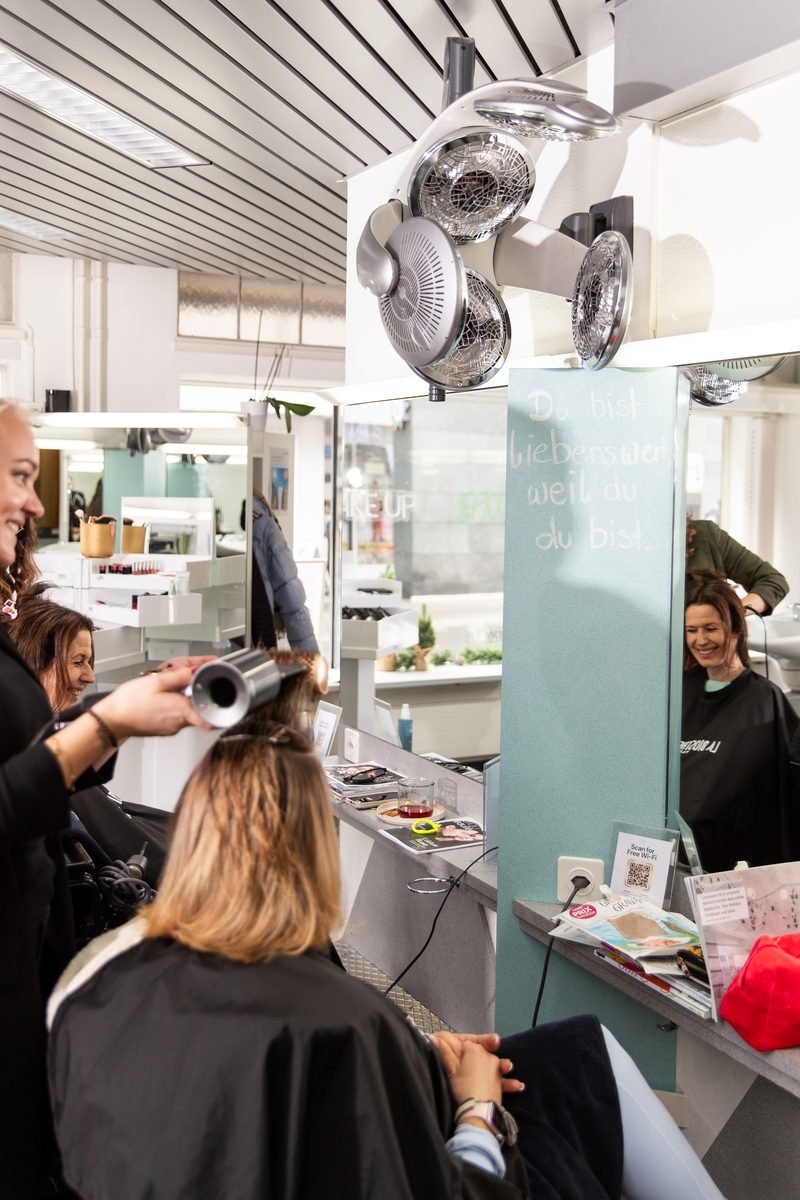 Styling-Arbeitsplatz im ART. Hair Studio Scuol