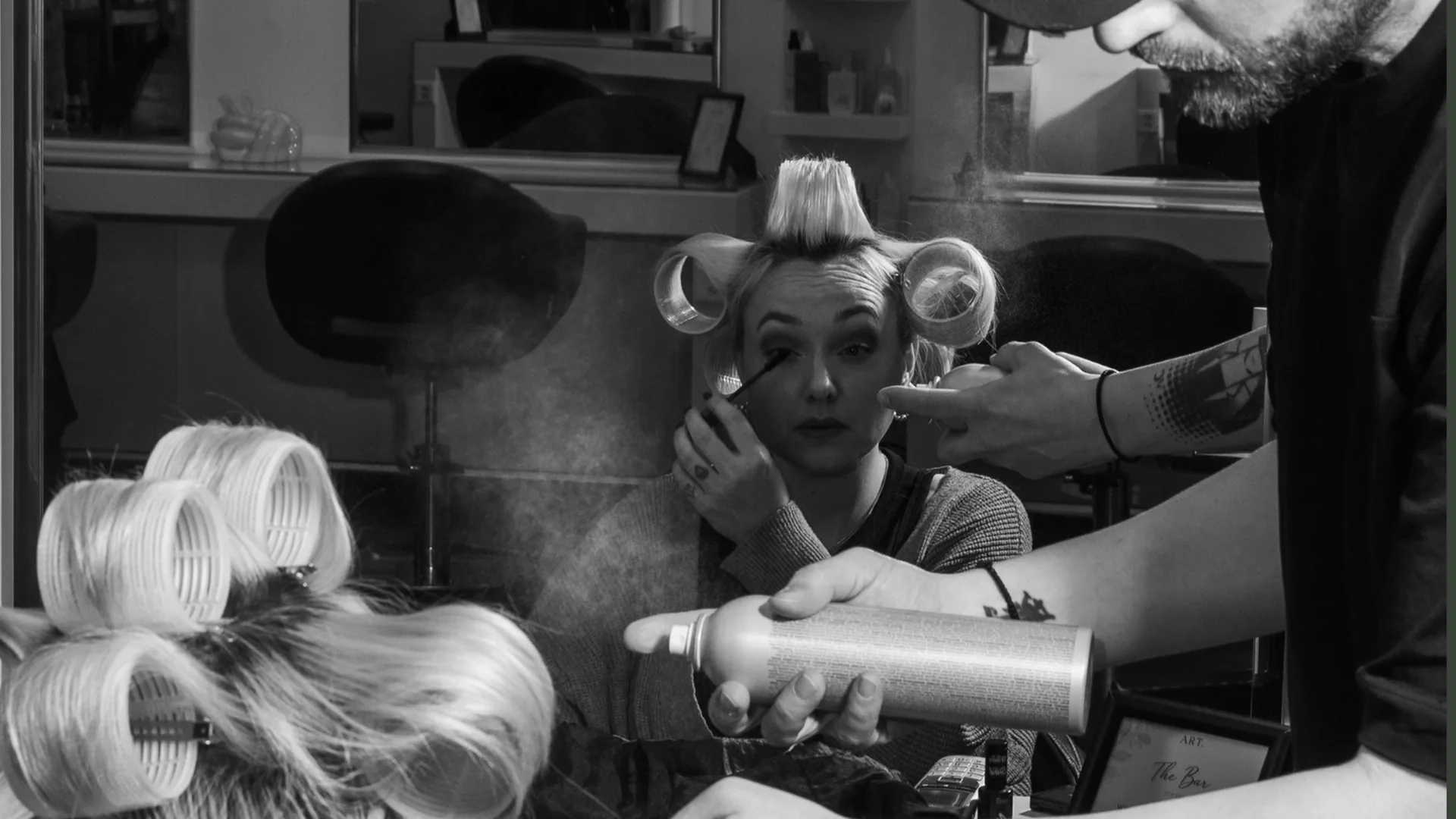 Styling hinter den Kulissen im ART. Hair Studio Meilen – Make-up und Finish