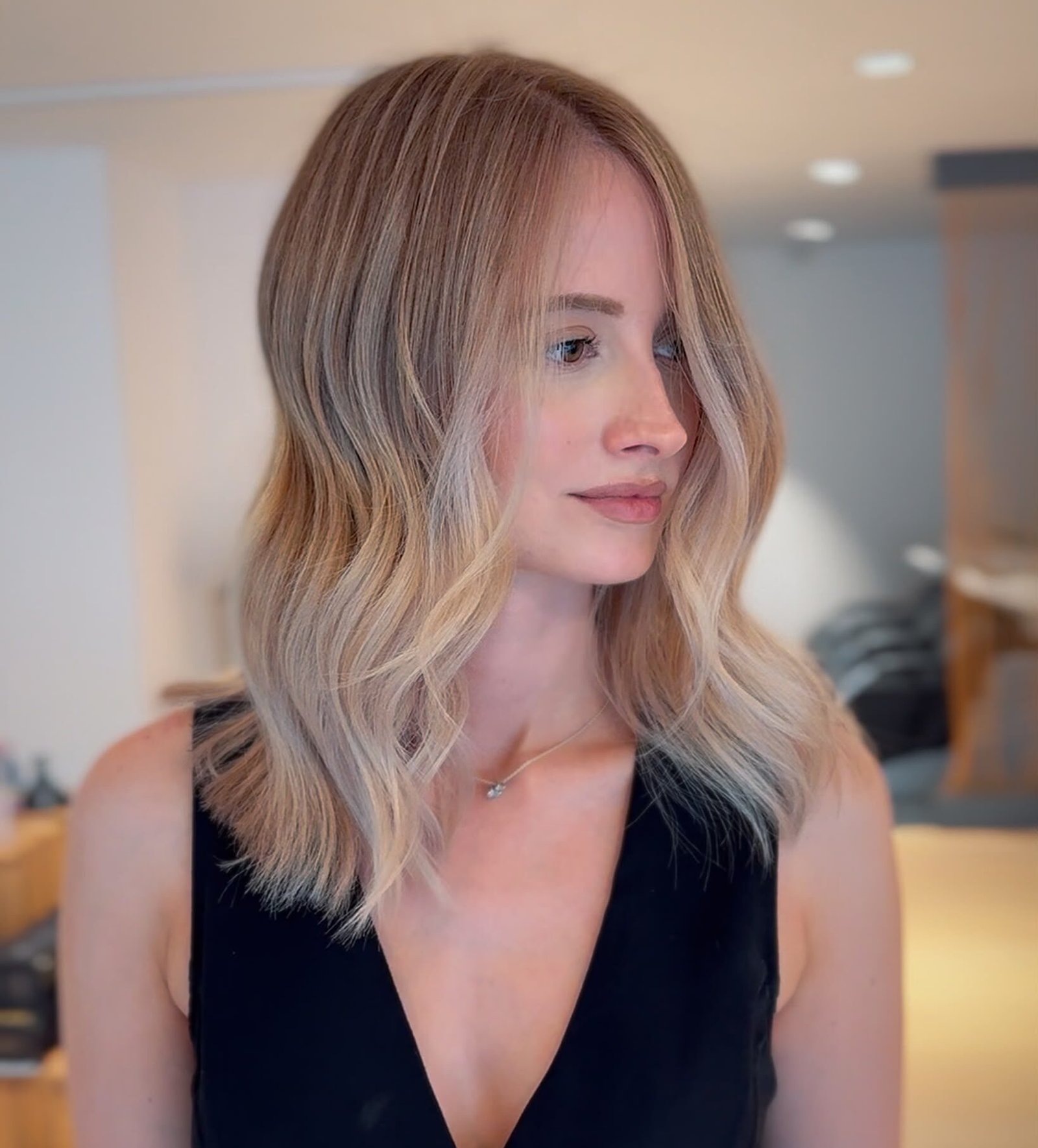 Balayage-Wellen in Blond Blonde Balayage-Wellen, Frontansicht – ART CUT