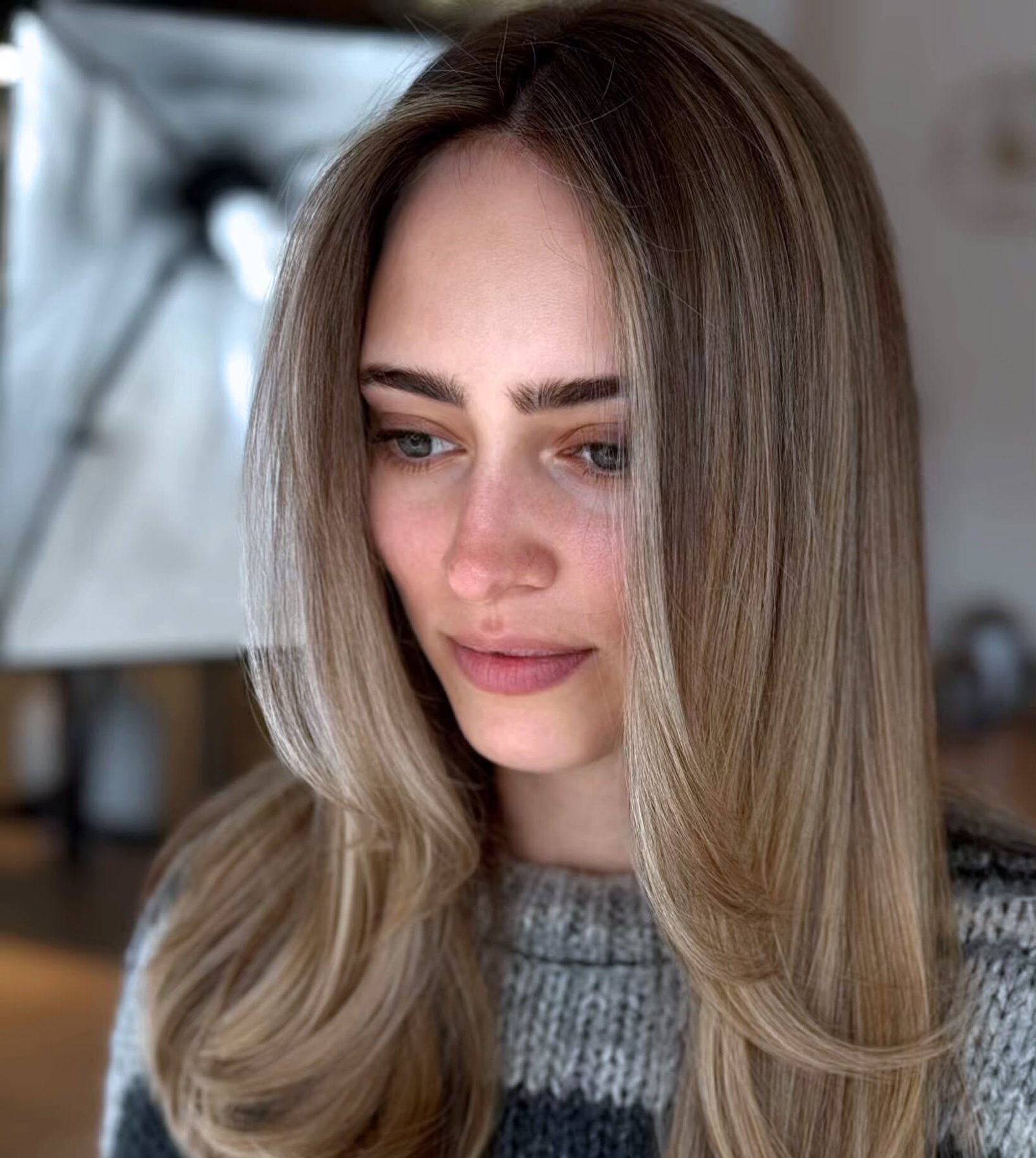 Glatte blonde Balayage Glatte blonde Balayage, Frontansicht – ART CUT
