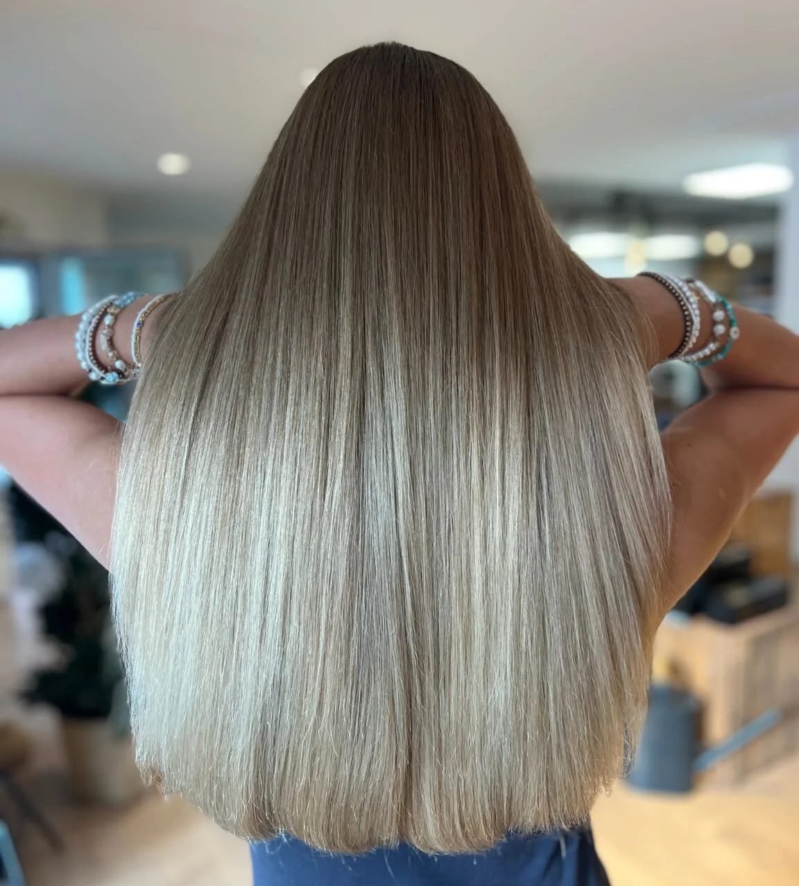 Blonde Strähnen, Rückansicht Blonde Balayage-Strähnen, Rückansicht – ART CUT