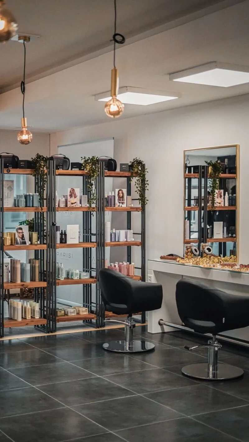 Salonbereich mit Produktregal im ART. Hair Studio Meilen